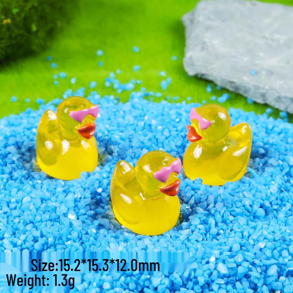 Luminous Cartoon Duck Keychain Pendant - Creative Resin Street Figurine Mini Accessory