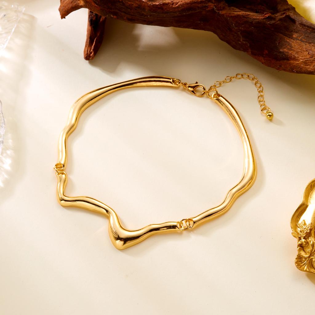 Mode Flytande Lava Stil Metall Choker Halsband för Kvinnor Guldfärg Geometri Twist Halsbygel Lyx Party Krage Smycken Gåva