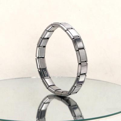 Bracciale alla moda in acciaio al titanio regolabile con incisione: Design Elegante, Versatile ed Elastico