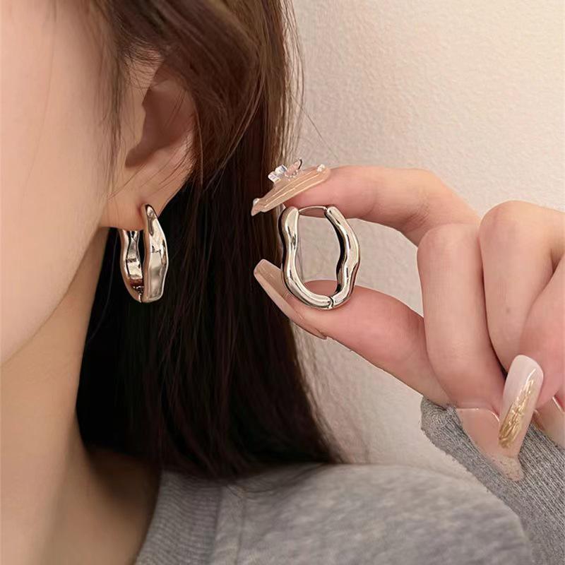 Geometric Pearl Earrings: Light Luxury & Niche High-End Accessories