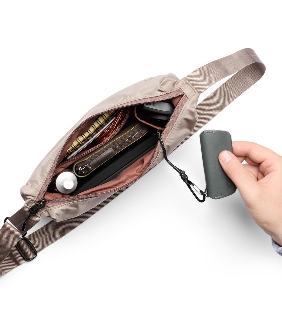 Bellroy Laneway Crescent Mini Umhängetasche für den Alltag Innen und Außen Verstellbar Erstaunliche Speicherkapazität Fawn Tasche, 2,5 L Fassungsvermögen, Verwendung,