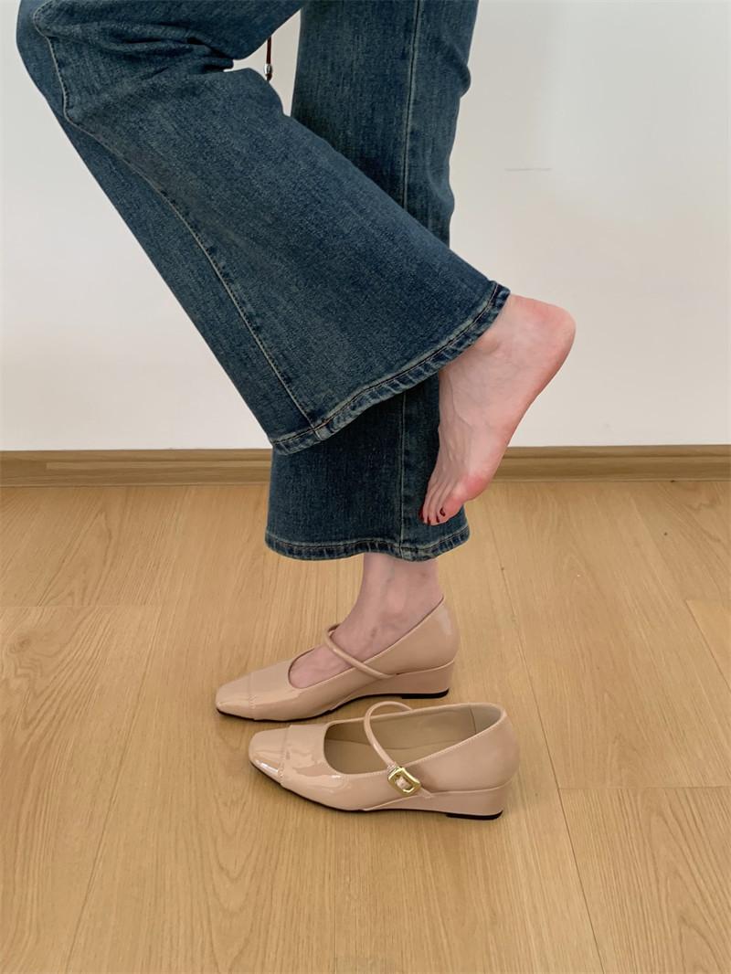 

French wedge heel splicing square head Mary Jane shoes 2025 new high heels Korean version commuter shoes one word with single shoes women 40