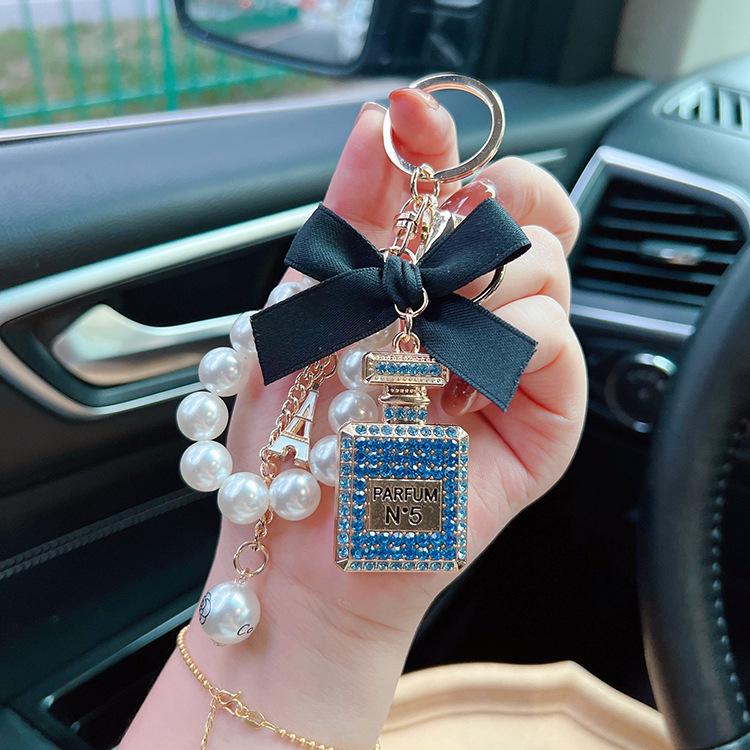 

Корейский брелок с бантом из сплава и стразов с жемчужной цепочкой