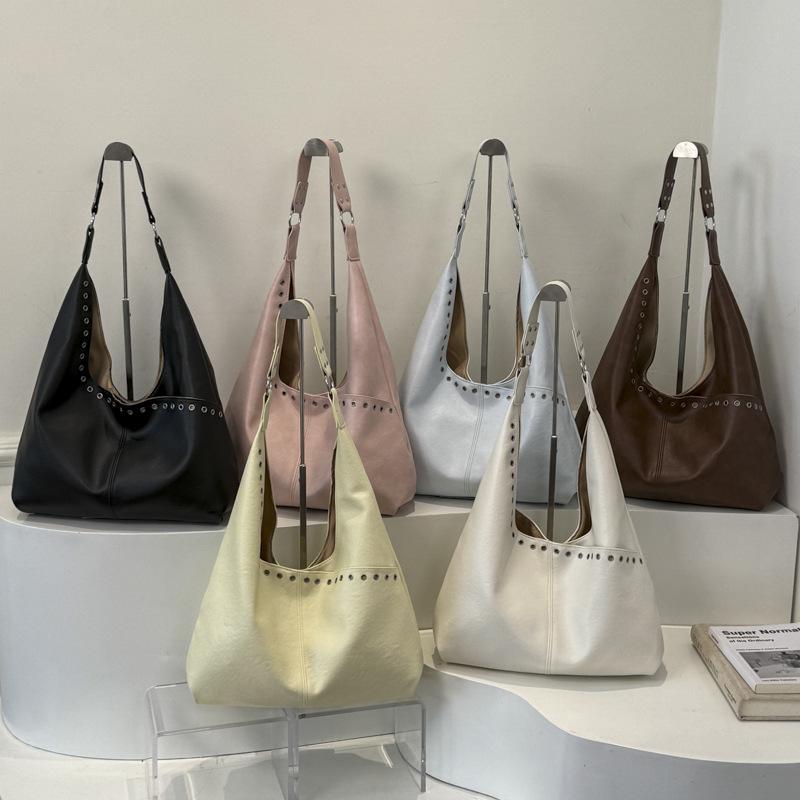 Large capacity fashion commuter tote bag women's 2026 spring new light luxury shoulder underarm bucket bag