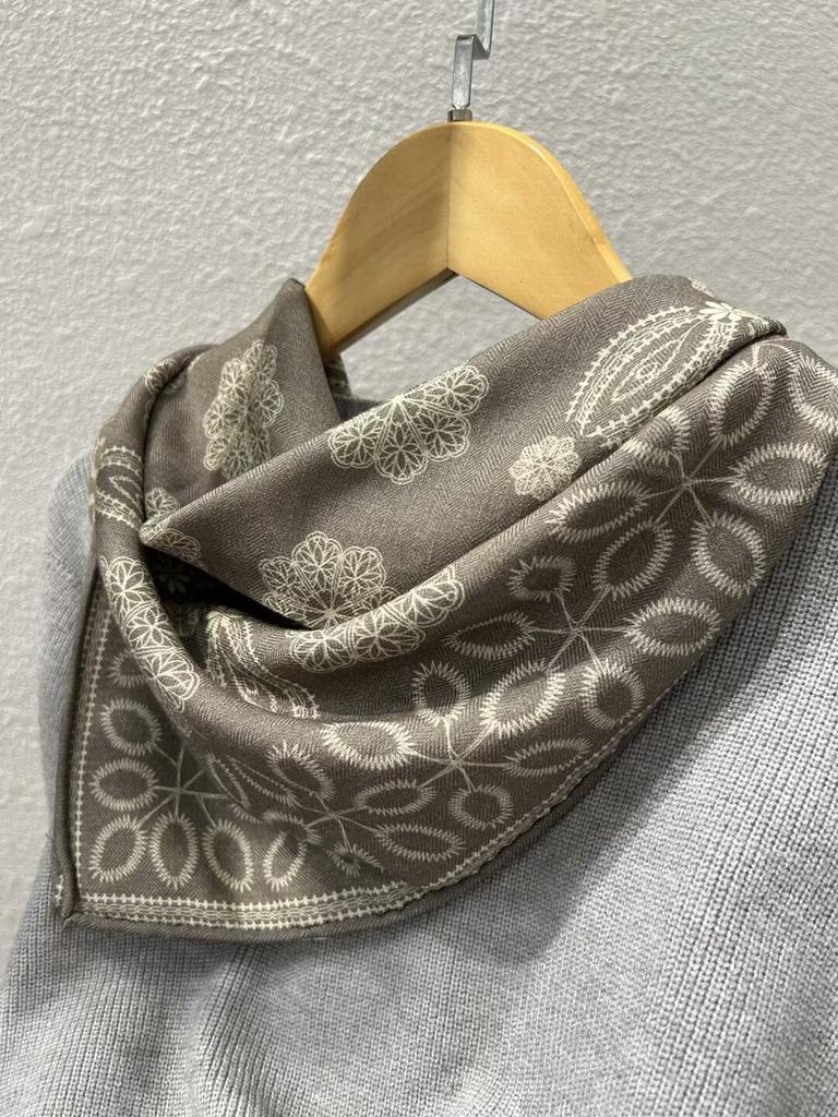Double-Sided Silk Wool Scarf Women'S Autumn And Winter Silk Wool 70 Square Scarf Warm Dual-Purpose Women'S Versatile Temperament Air Conditioner Neck