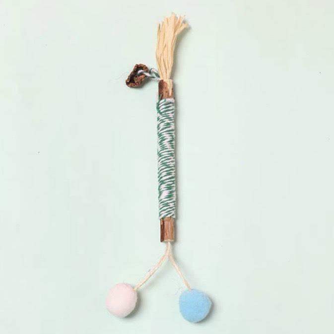 Natural Wood Catnip Toy with Gall Nut and Raffia Sisal for Teeth Cleaning and Teasing
