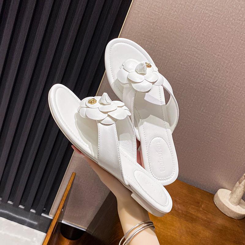 Fashion Brand Camellia Flower Slippers Women White Leather Flip Flops Metal Camellia Floral Flat Sandalias Mujer Ladies Outdoor Slides