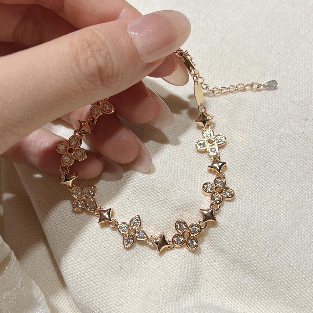 Exquisite Four-Leaf Clover Bracelet for Women: Luxury, Fashionable, Versatile Accessory