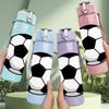 1 Stück Klassischer Schwarz-Weißer Fußball 750ml Farbe Kunststoff Sport-Wasserflasche Auslaufsicher Klappdeckel mit Strohhalm Geeignet für Sport, Büro, Heimgebrauch