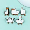 Entzückende weiße Enten-Cartoon-Brosche - Kreatives metallisches Tier-Accessoire für Kleidung & Taschen
