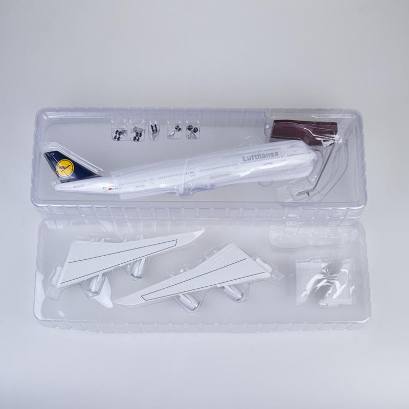 1/150 Airline 747 Plane Model B747 Lufthansa Airplane Model Toy Light and Wheel Landing Gear Plastic Resin Plane Model Gift Toys