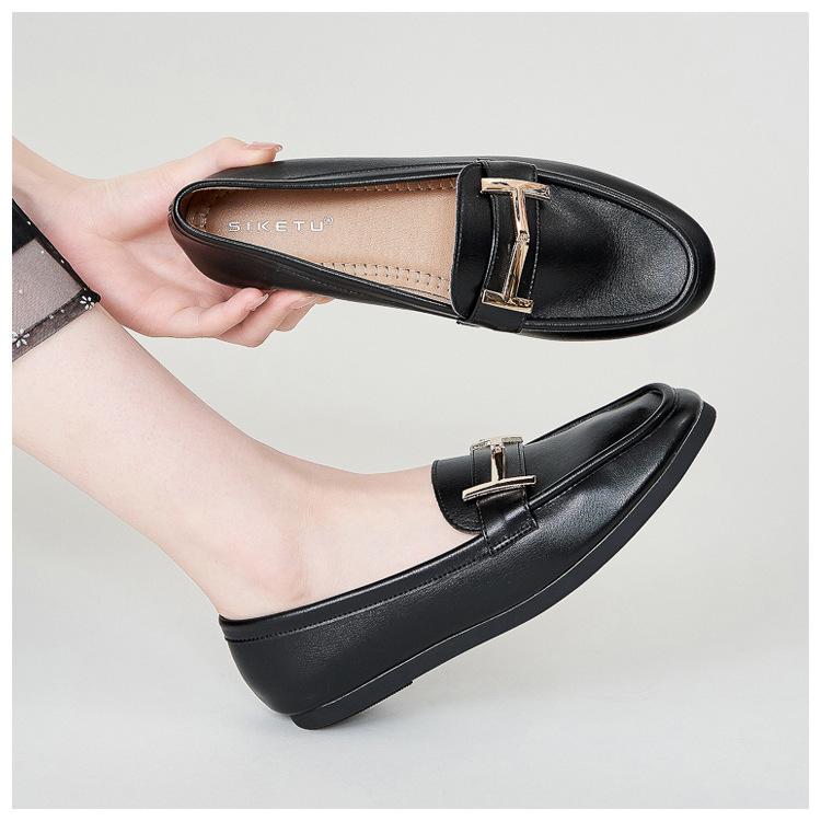 New Fashion Women Flat Shoes Round Toe Leather Casual Boat Shoes Soft Slip-on Loafers