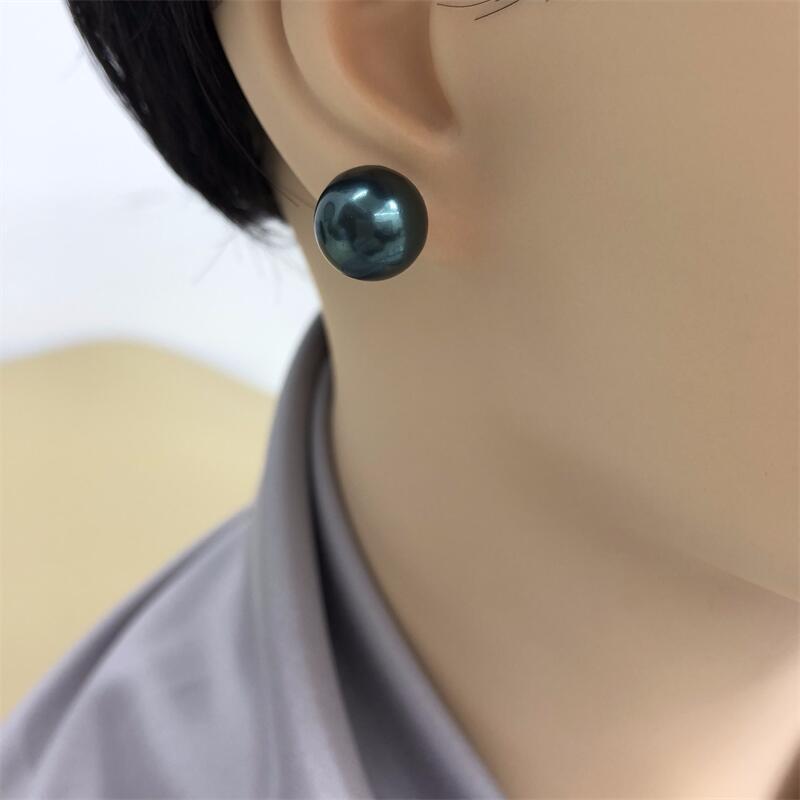 

Серьги-пусеты из искусственного таитянского жемчуга цвета павлиньего пера с серебряной иглой S925