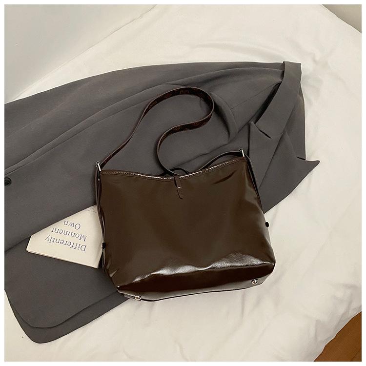 This year's popular bag women's large capacity 2025 new fashion casual shoulder messenger bag versatile commuter tote bag