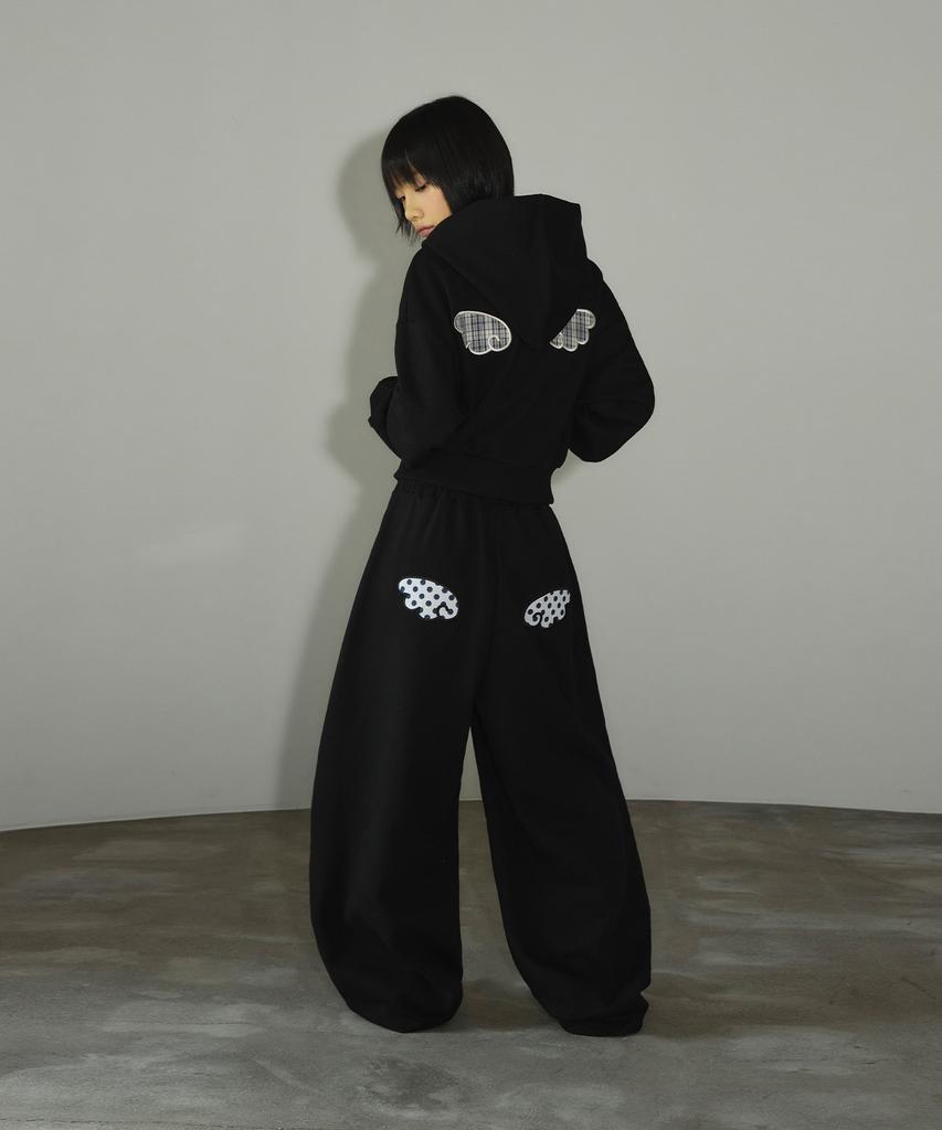 Seulliggeullou Angel Applique Curved Sweatpants [Black]