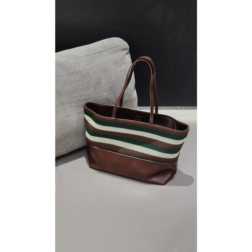 2025 Neue regenbogenfarbene gestreifte gewebte Brotdosentasche Raffia Achseltasche modische Schulter-Umhängetasche Echtleder Damen Tasche