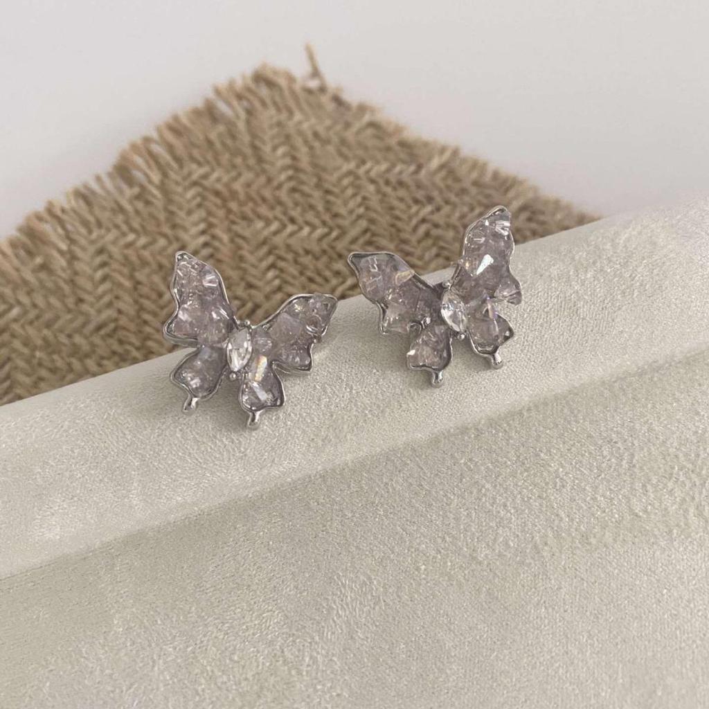 Gradient Pink Crystal Butterfly Stud Earrings - Mori Style, High-End, Sweet, Versatile, Exquisite Accessory.