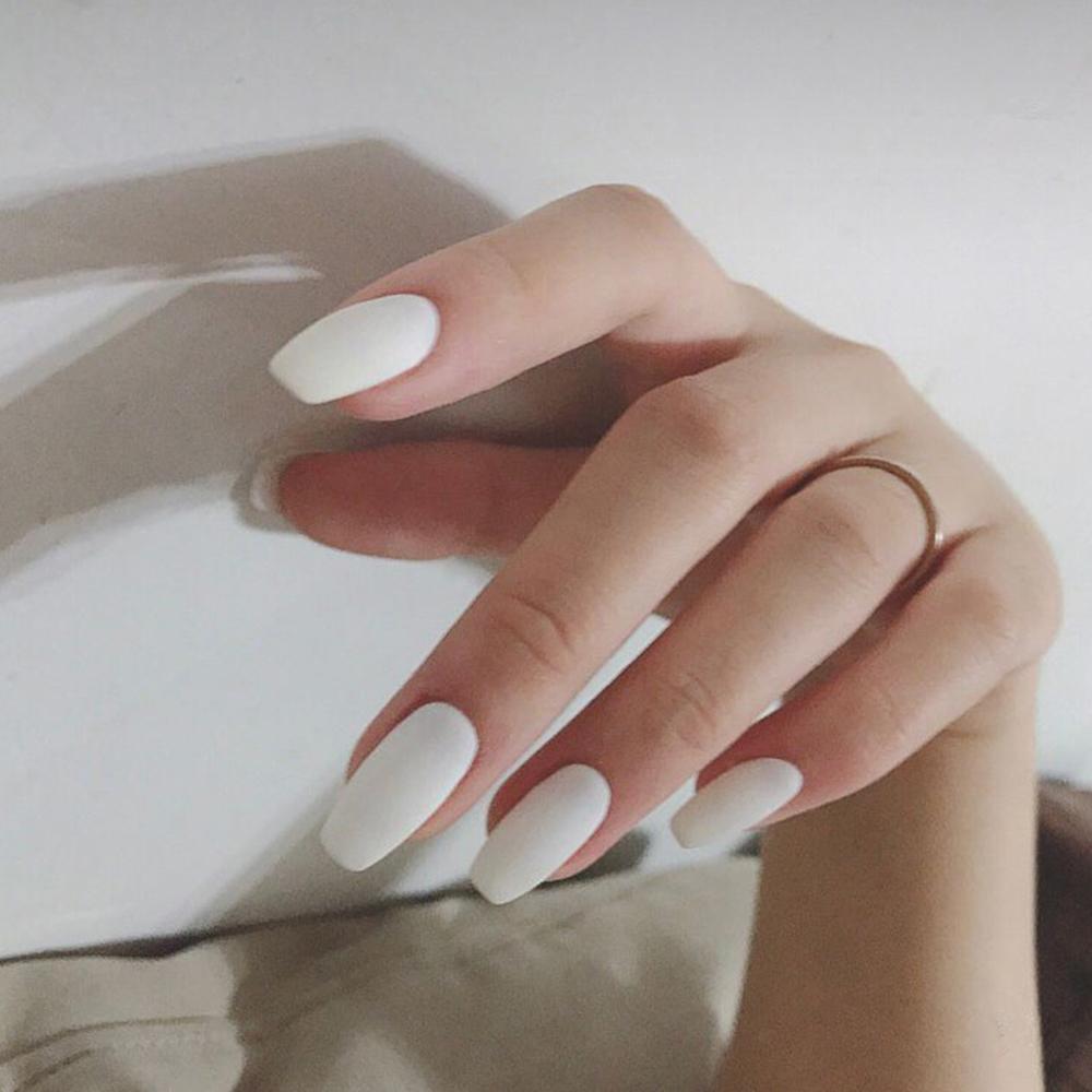 24 Adet Balerin Saf Renk Mat Tabut Çivi Tam Kapak Orta Yanlış Jel Buzlu Çivi Üzerinde Basın