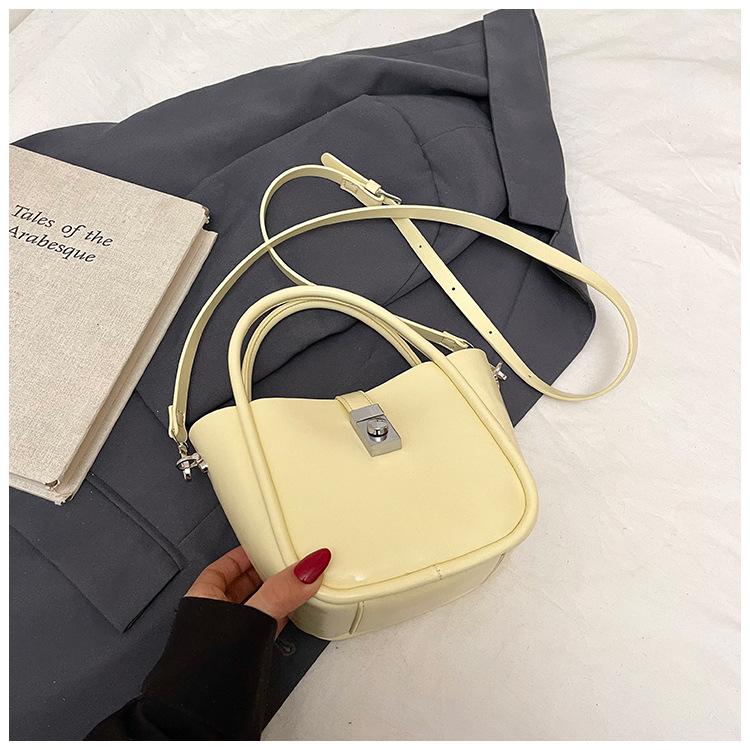 Högklassig liten väska dam 2025 ny mode mångsidig axelremsväska sommar populär handväska hinkväska
