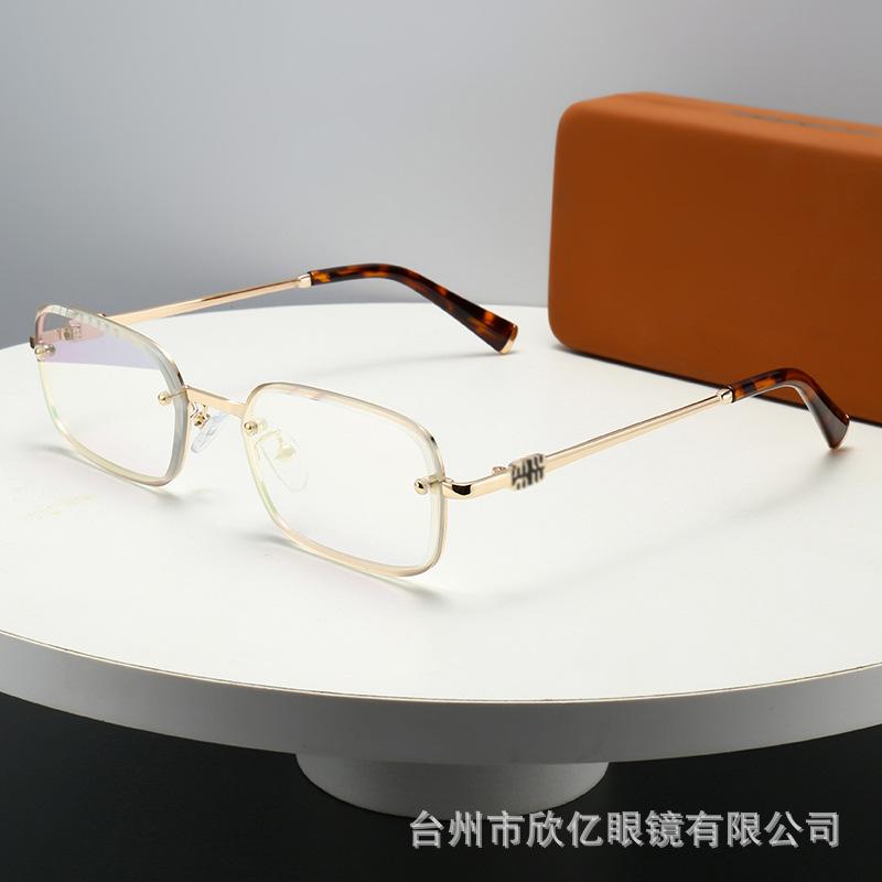 Metal small square sunglasses, European and American ins fashionable high-end sunglasses, trendy men and women wear sunscreen glasses