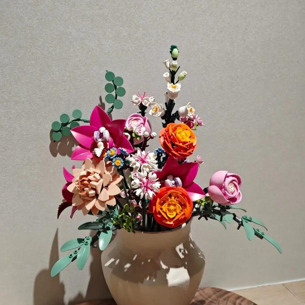 Kreativa 8 buketter av eviga blommor, rosor, orkidéer, suckulenter, byggklossar, bonsai-leksaker, presenter till flickor och barn