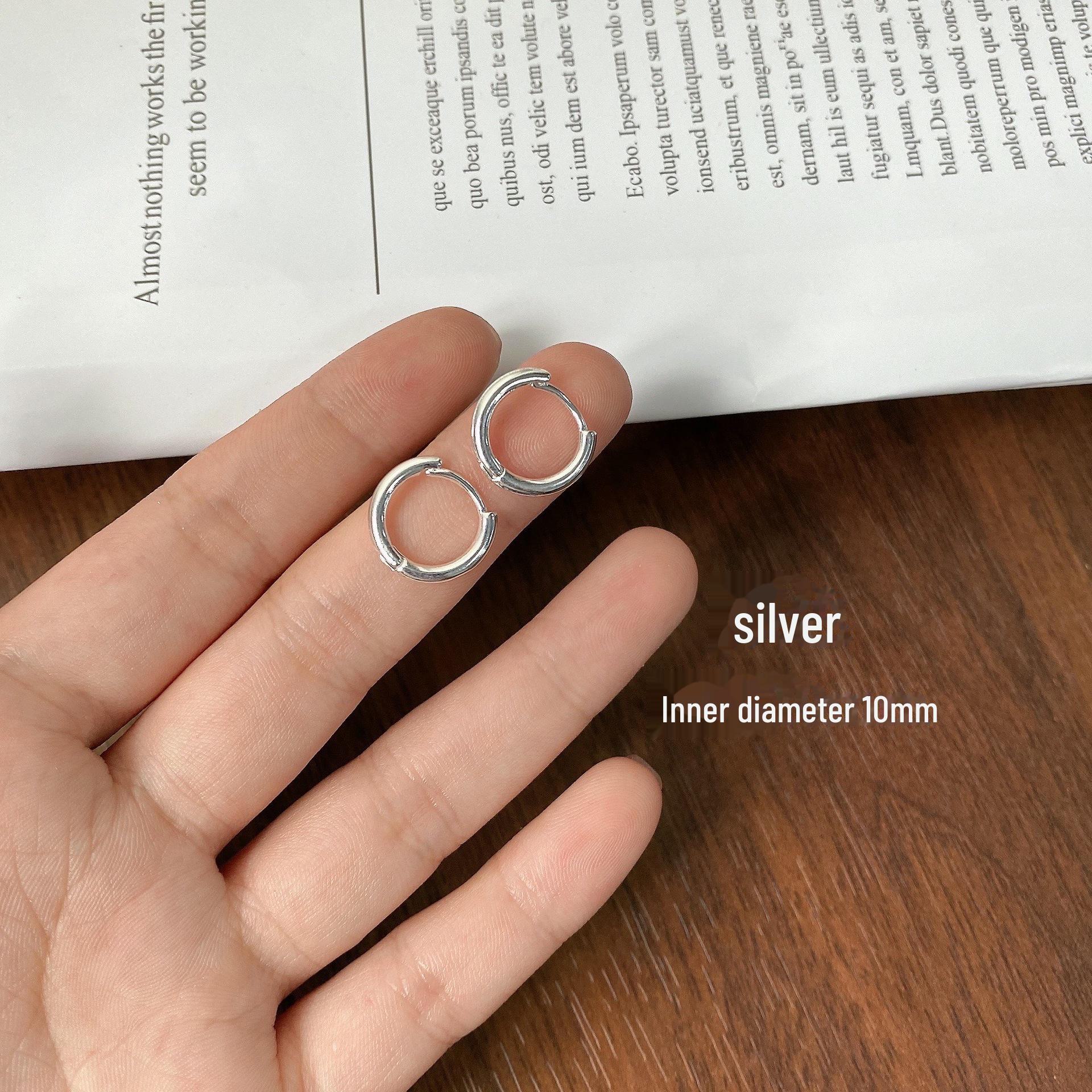 

Минималистичные серебряные серьги-кольца — новый стиль моды для женщин