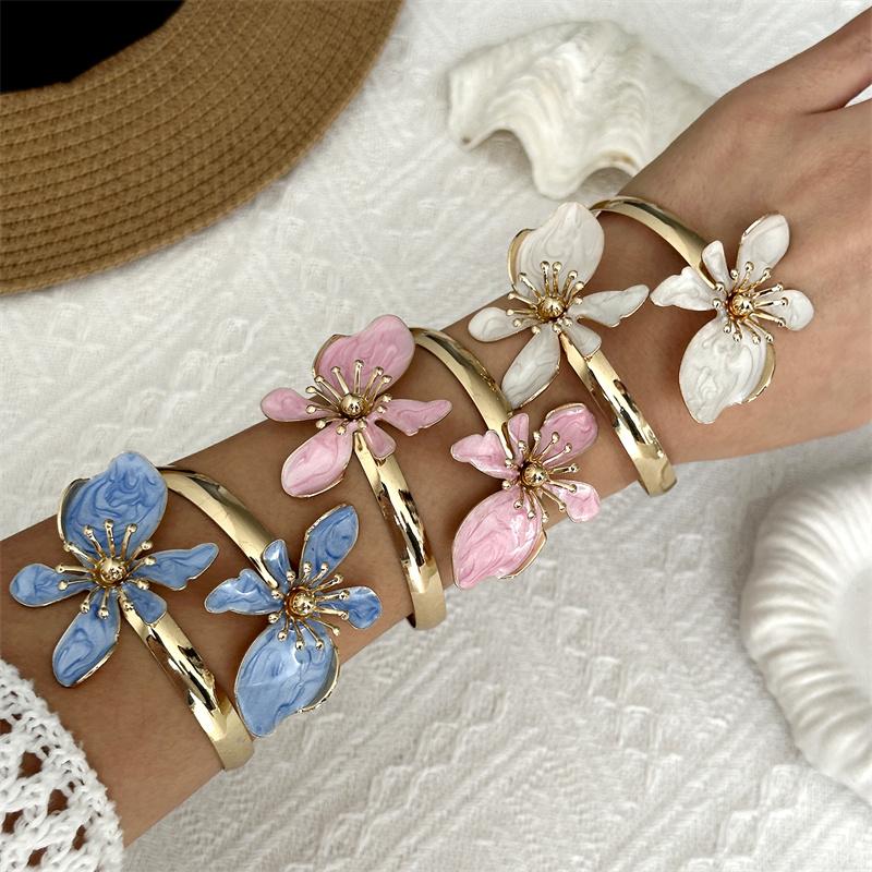 Bunte Emaillenblumen-Armreifen für Damen Elegante Weiße Große Florale Offene Armreifen Trendiger Sommerurlaub Schmuck Geschenk