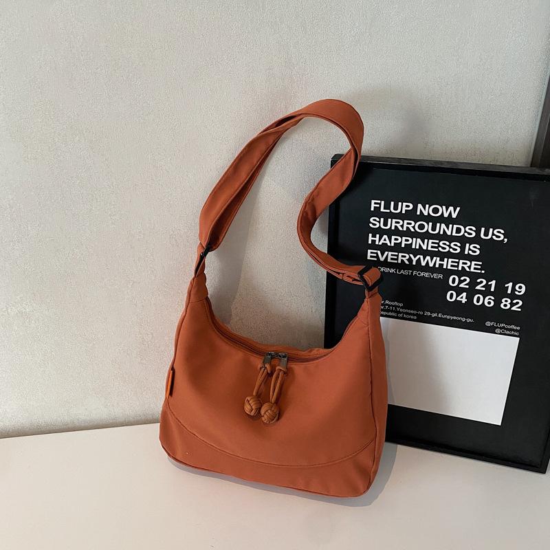 Fashion commuter large-capacity shoulder bag women's 2025 new spring leisure personalized tote bag Korean version of the armpit bag