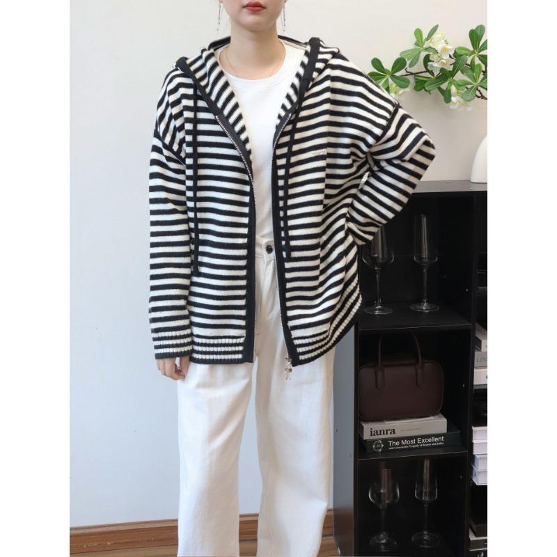 

Контрастный полосатый вязаный кардиган на молнии с капюшоном, новый свободный повседневный свитер-куртка для женщин на осень и зиму One size чёрный