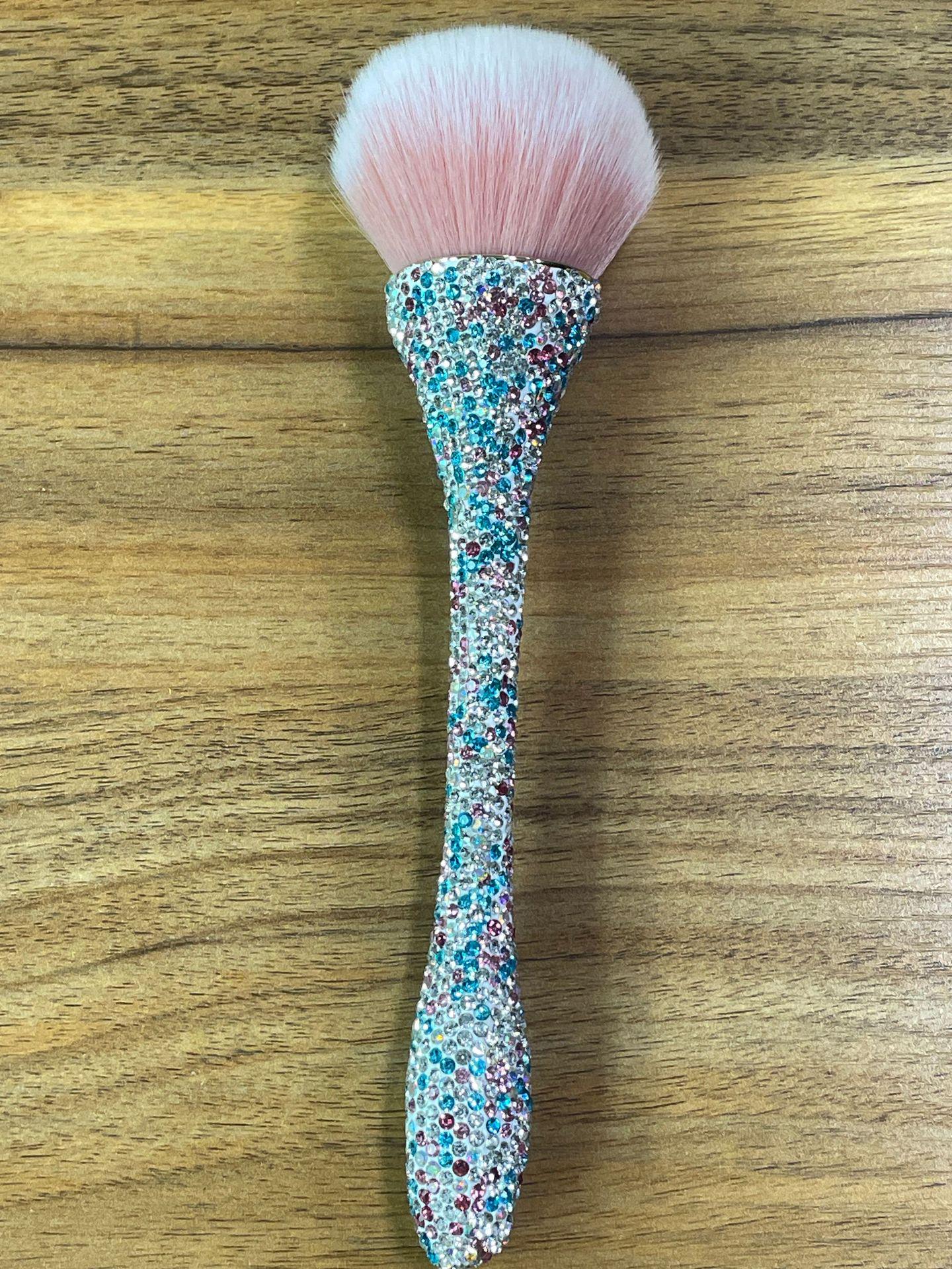 

Кисть для румян и нейл-арта с мягкой щетиной и бриллиантами - Очень большая, с тонкой талией, не впитывающая Diamond-Studded Powder Brush