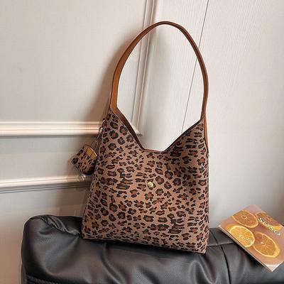 Damenmode Schultertasche mit Leopardenmuster - Herbst/Winter-Trend 2024
