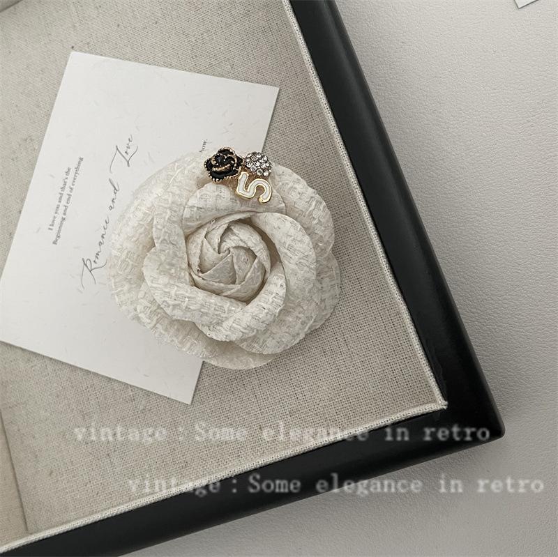 Fashion Medieval Brooch Pin Niche Vintage Camellia Pearl Brooch Light Luxury High-End Small Fragrant Style Brooch Female