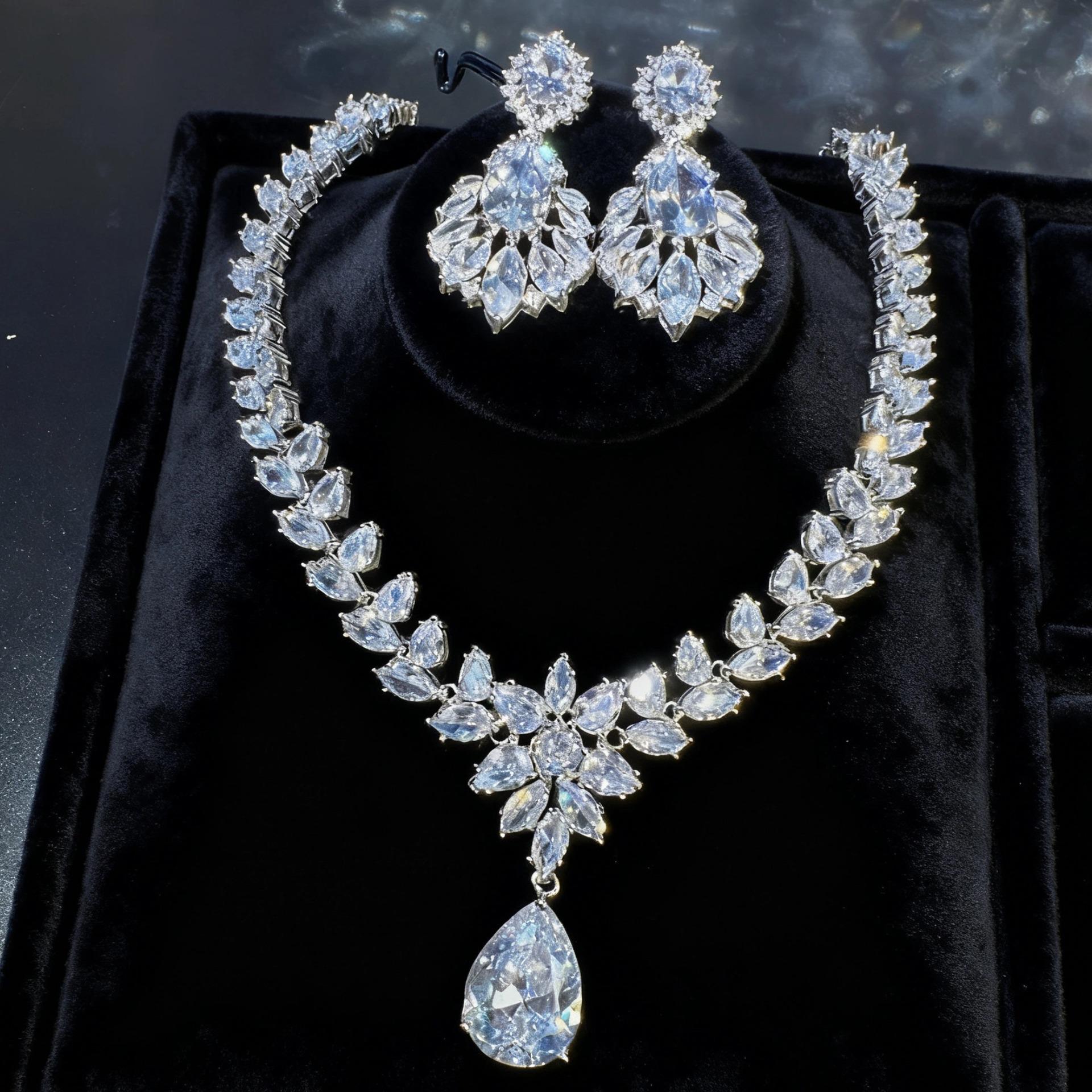 Универсальный роскошный набор ювелирных изделий с имитацией муассанита: Женский кулон с цепочкой и серьги Earrings Pair_E0333