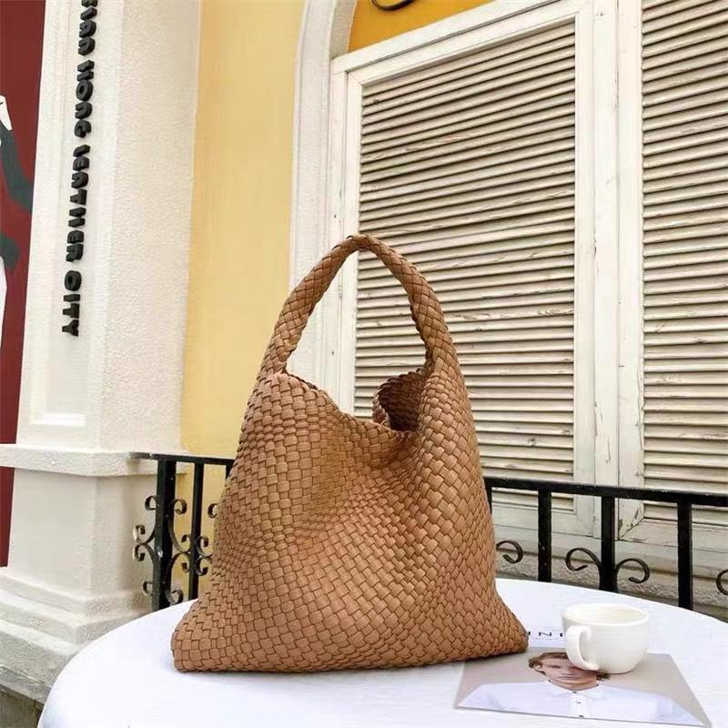 Handmade Woven Women's Tote: Large Capacity, Versatile Bucket Bag for Autumn/Winter - Perfect for Commute or Mother-Child Use