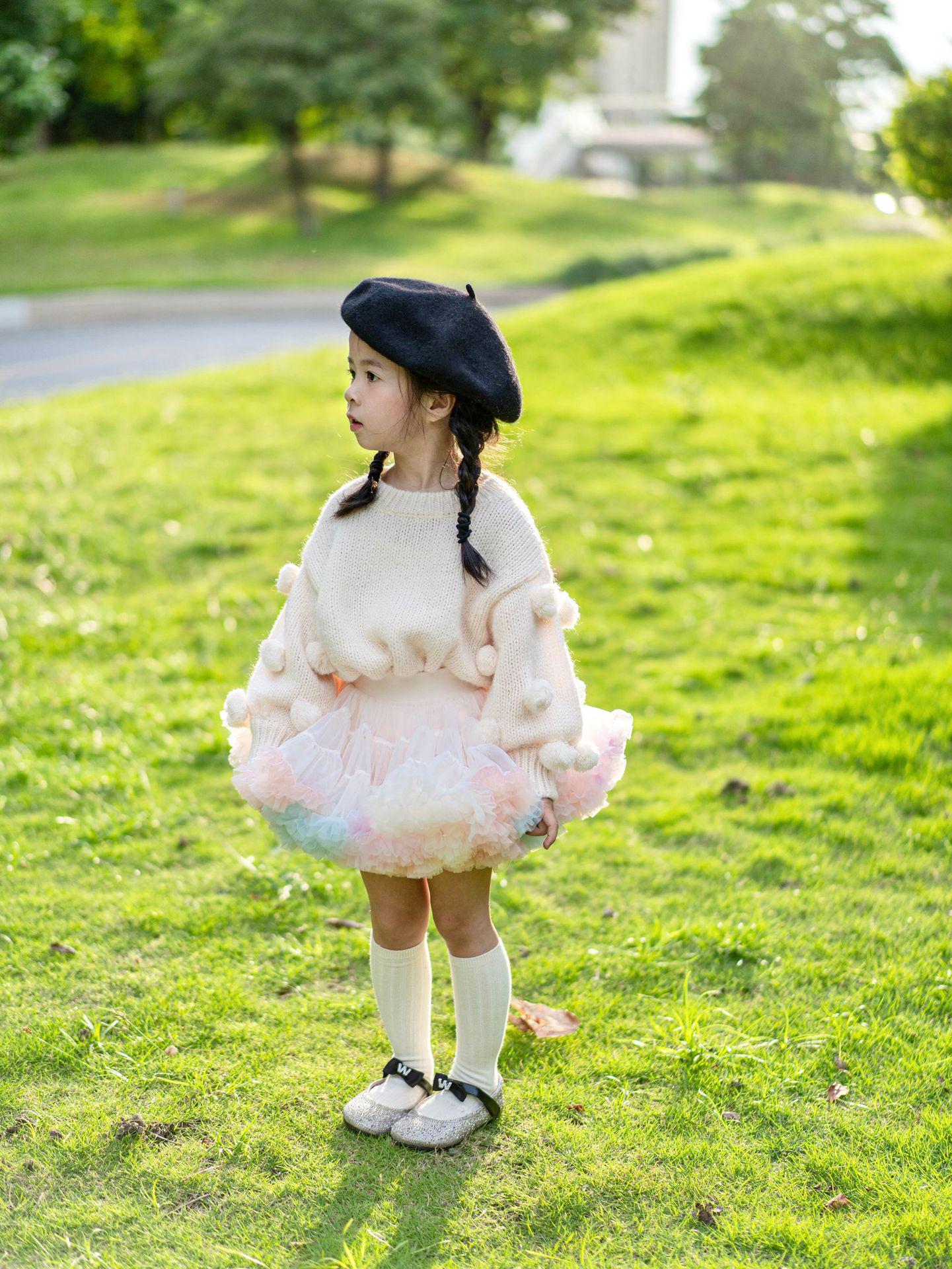 

Комплект из мохерового свитера с помпоном и юбки-пачки цвета молочного чая для девочек 100 cm