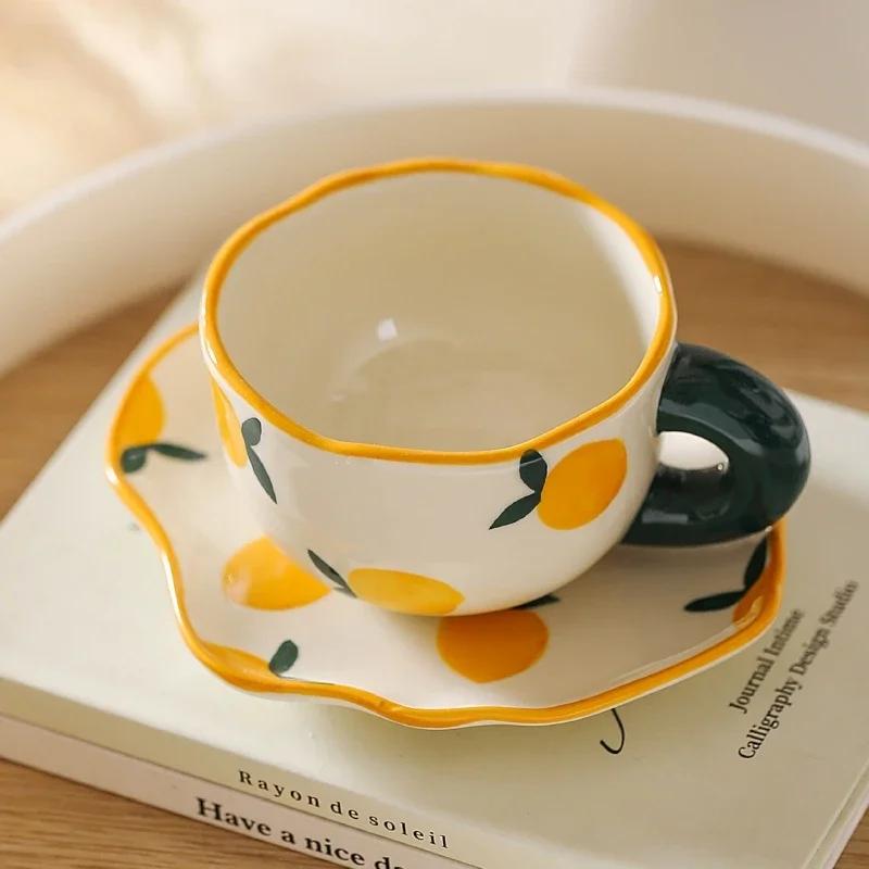 Keramisk kaffekrus og tallerkensett Håndklemming Uregelmessig søtt mønster Melkejuice Ettermiddagste Vannkopp Jente Blomst Tekopp