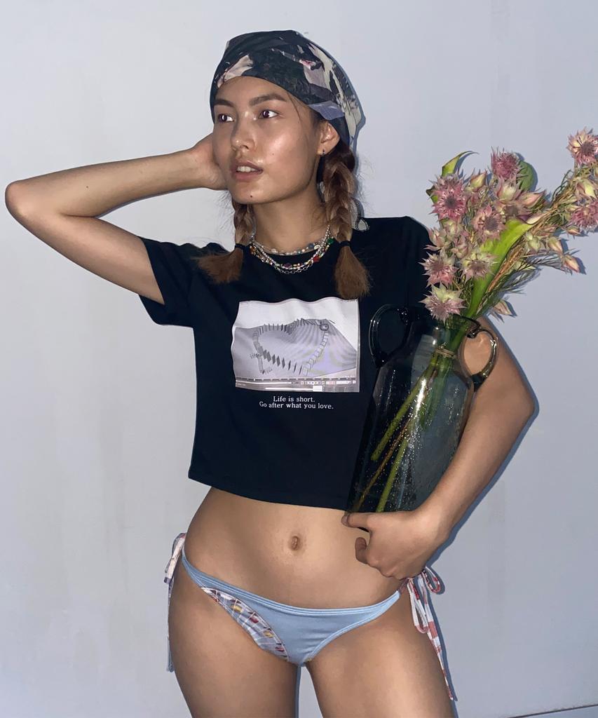 Tteolseutikeulleob Domino Crop T-Shirt - Black