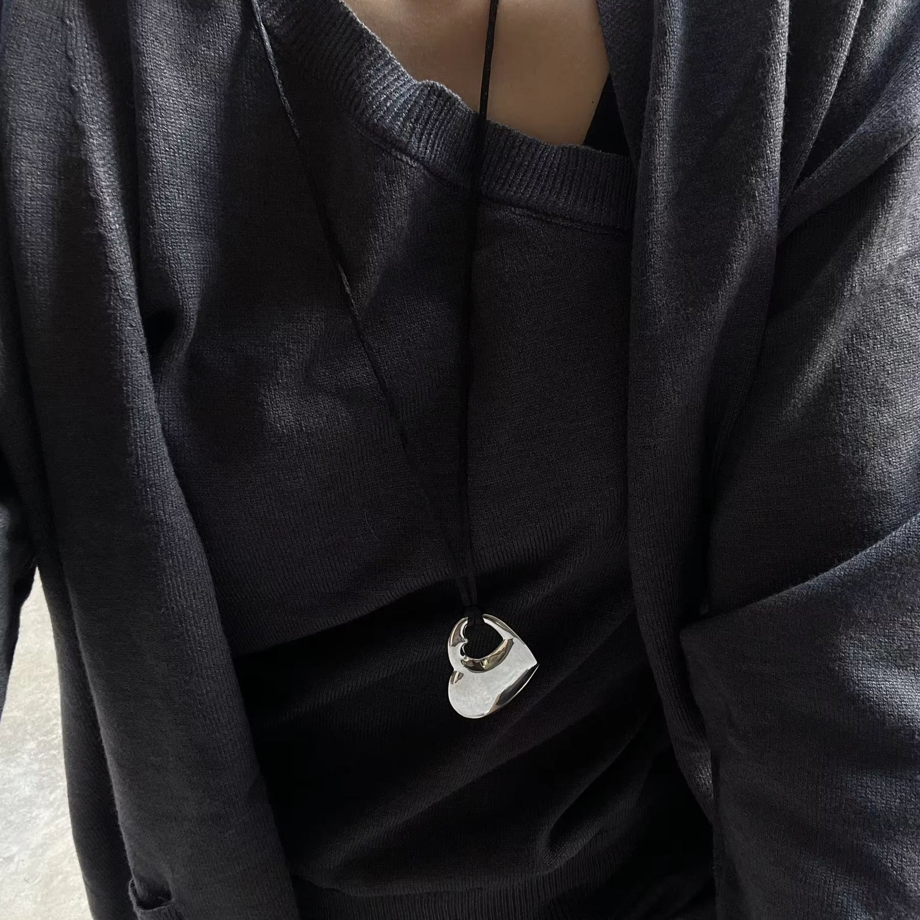 

Exaggerated Wine Red Hollow Love Heart Pendant Choker Necklace For Women Gothic Knotted Bowknot Adjustable Chain Y2K Jewelry