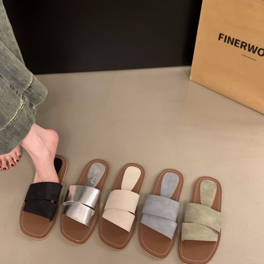 Internet celebrity flat-bottomed French cool slippers women's shoes wear 2025 new summer retro beach seaside Roman sandals