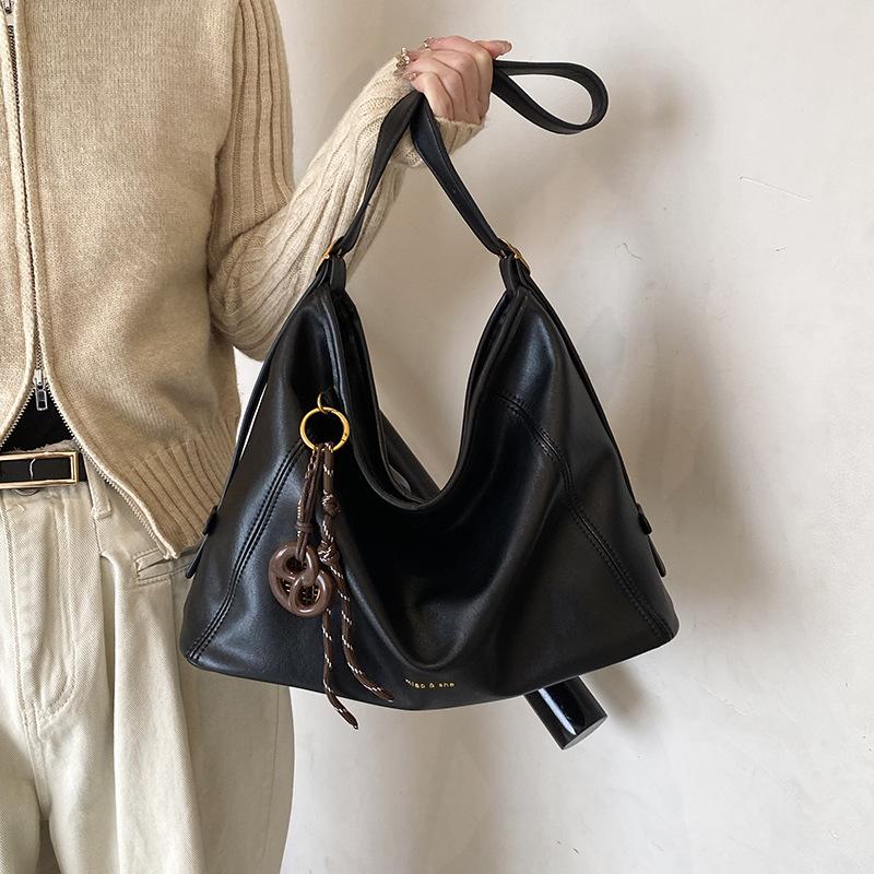 Large capacity bag women's autumn and winter versatile 2025 new simple shoulder messenger bag soft face women's commuter tote bag