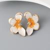 Pinkdudu Vintage Pearlescent Painted Petals Zinc Alloy Earrings Simple Stud Earrings Women Jewelry PD2362