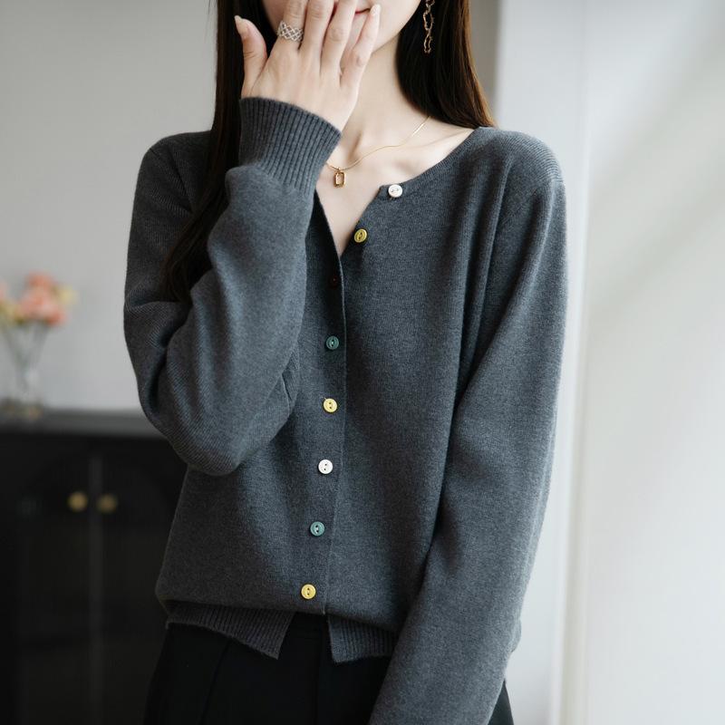 The New Soft and Smooth Knitted Sweater for Autumn Is Stylish and Slimming. It Can Be Paired with A V-neck Cardigan for Women