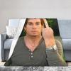 Dexter Morgan middelvinger opdoen Koraal Fleece Pluche Decoratie Draagbare Zachte Dekens voor Bank Auto Pluche Dunne Dekbed