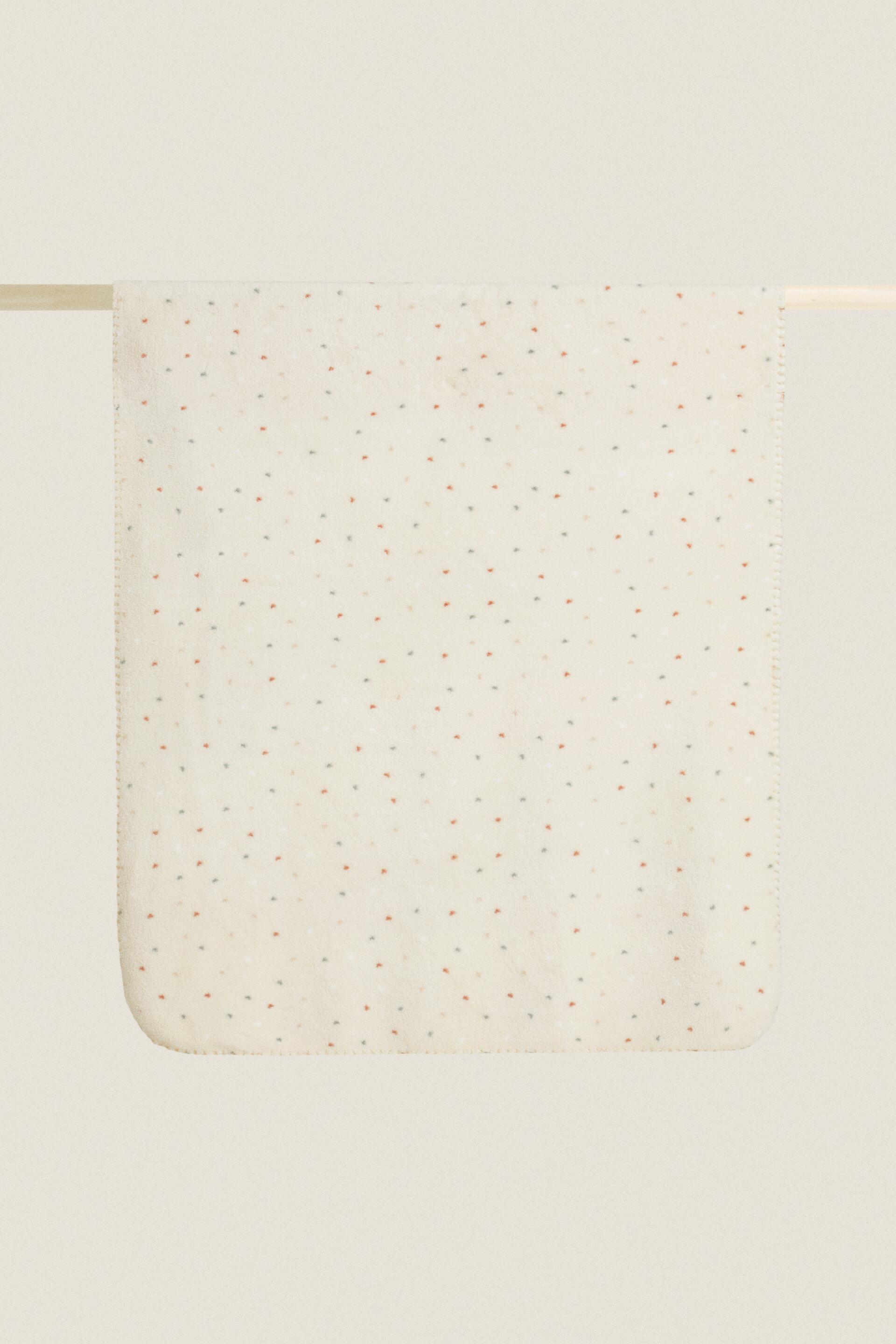 

ФЛИСОВОЕ ОДЕЯЛО С СЕРДЕЧКАМИ