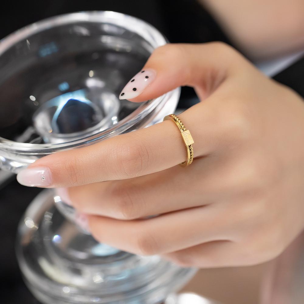 Minimalistischer Titanstahlring für Damen mit Vergoldung und geometrischem Design