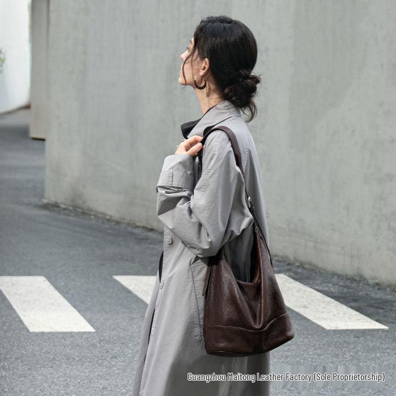 Qiu Zhen Large Capacity Fashion Tote & Crossbody Bucket Bag for Women