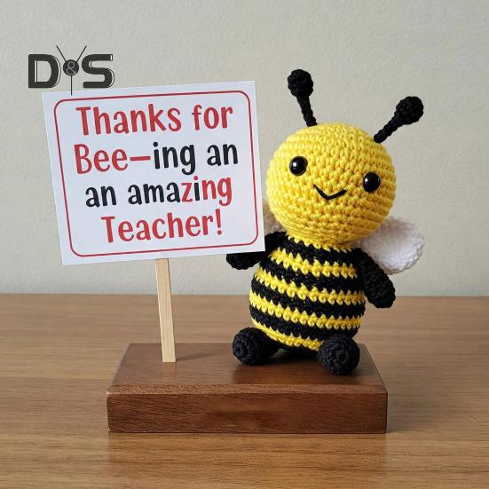 Crocheted Bee Teacher Appreciation Gift Handmade Thankful Bee Ornament with Sign Bee Crochet Doll Gift for Teachers Birthday Teacher's Day