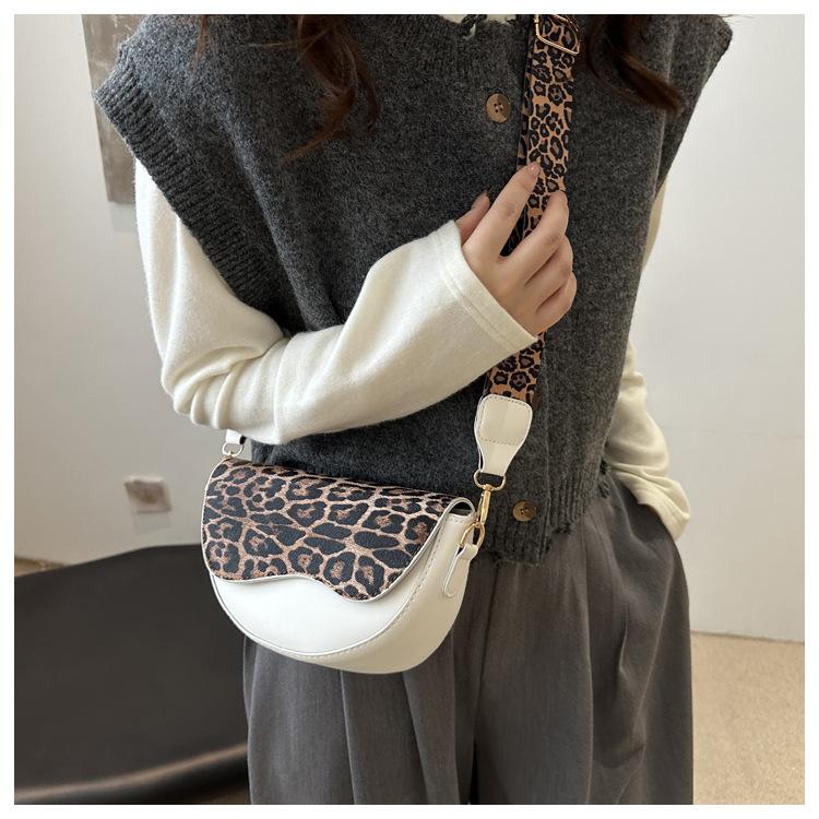 Minimalist Saddle Bag for Women Solid Color Faux Leather Crossbody Purse Trendy Single Shoulder Bag CLE
