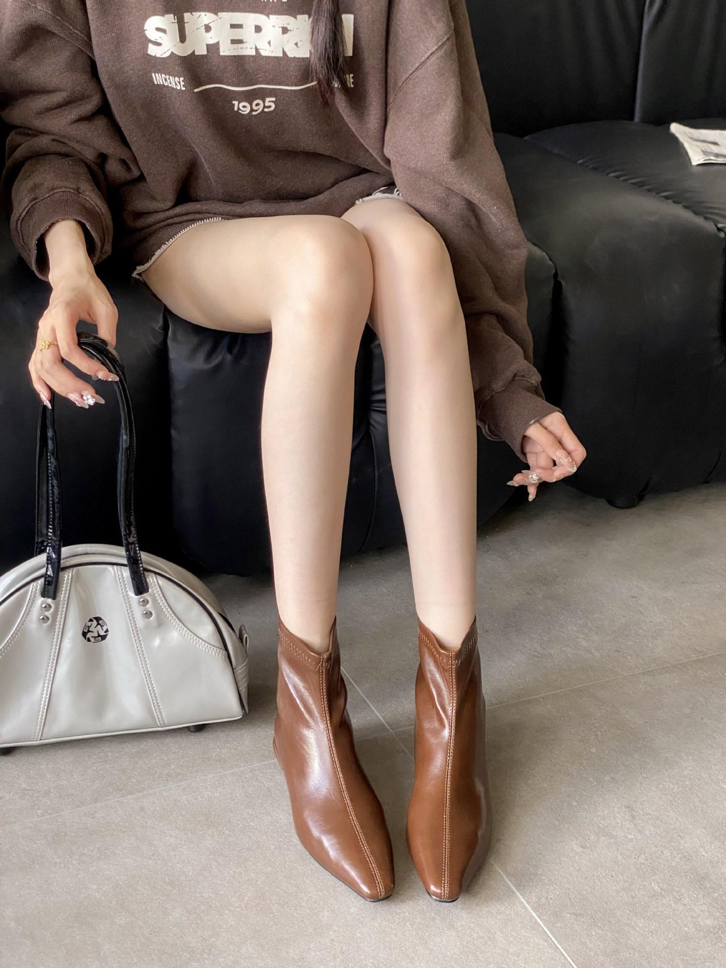 

2025 autumn and winter new small square head short heel temperament French fashion sexy beautiful women short boots 40 светло-коричневого