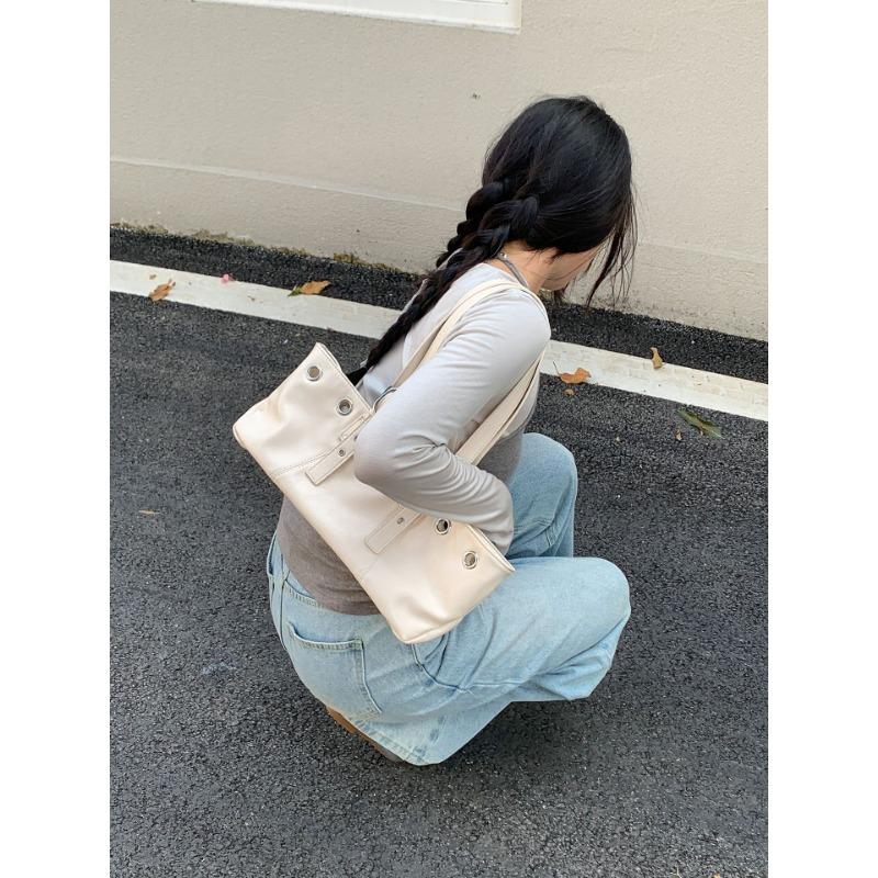 Neue Umhängetasche Damen Nischendesign trendige Leder Pendler Retro Tasche genietet Babes Lokomotiv Achseltasche Damen